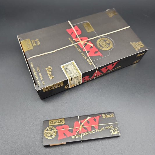 RAW Classic Rolling Papers - 1 1/4 Size Black
