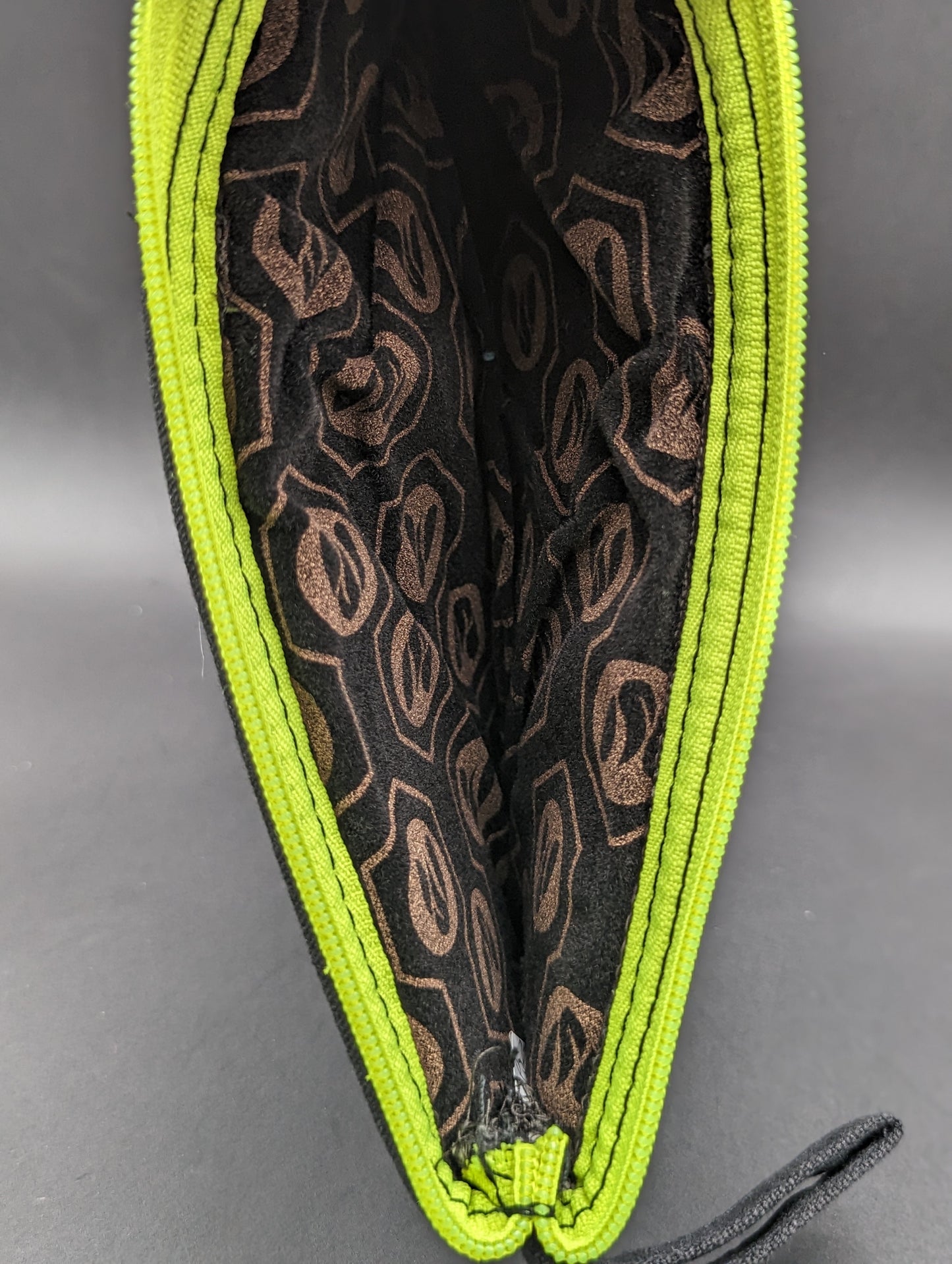 Vatra 9.5" Padded Zipper Pouch-Avernic Smoke Shop