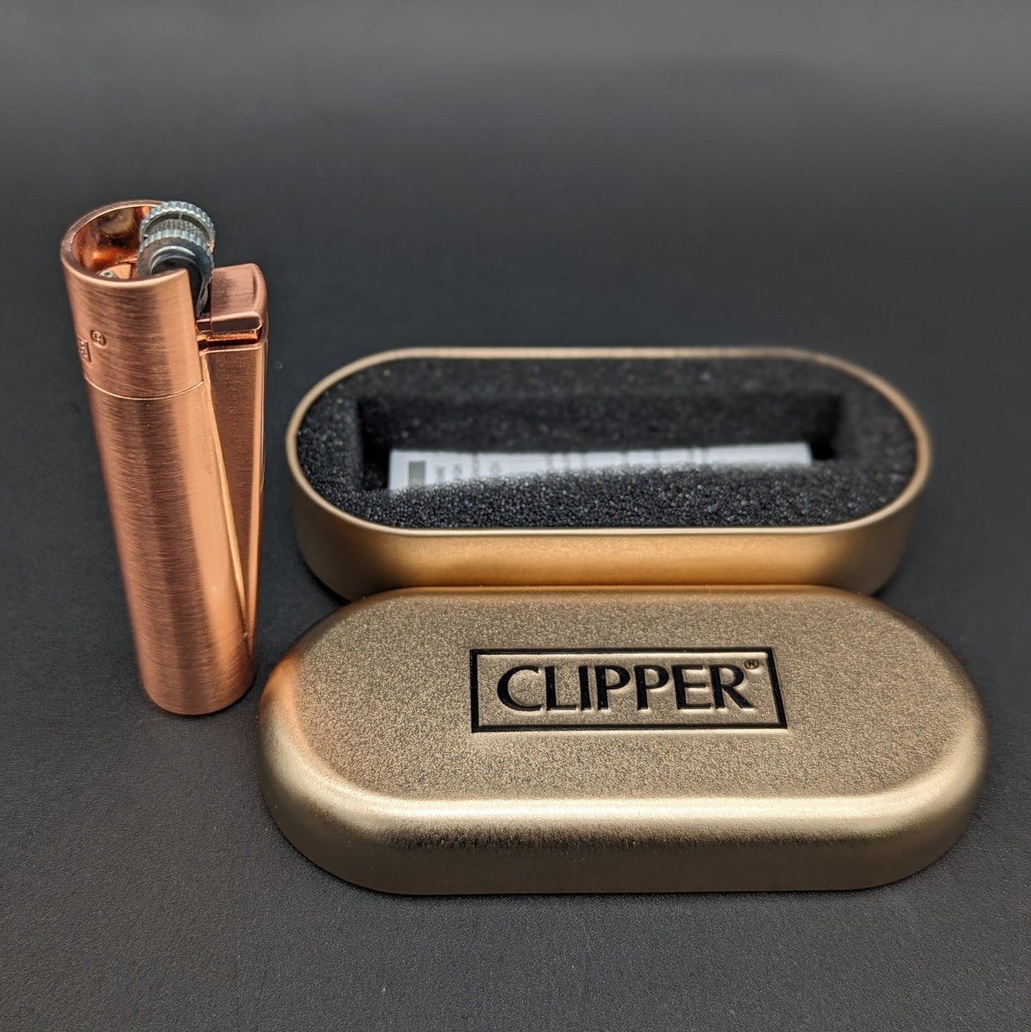 Encendedor Clipper de metal dorado rosa con estuche