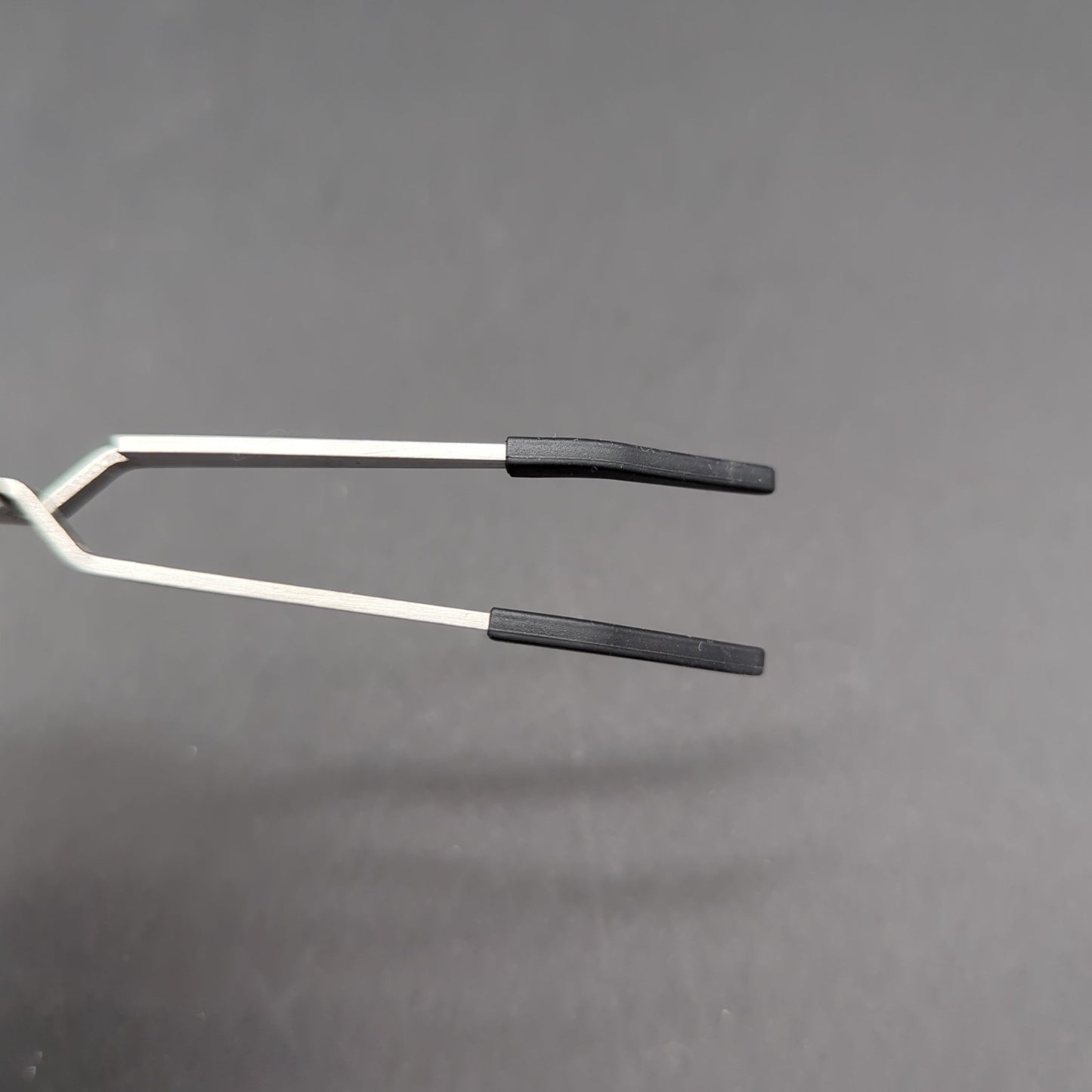 White Rhino Reverse Tweezers w/ Silicone Tip - Meech Madness Smoke Shop